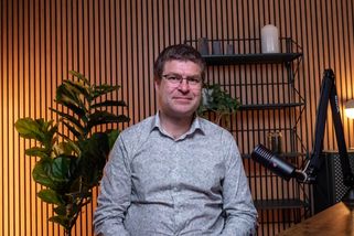 Když budeme dekarbonizovat, nebudeme platit přes 100 miliard Rusku za ropu a plyn a můžeme je investovat doma, říká expert